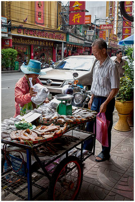 Straßenszene in Thailand – Alltag und Kultur im Fokus.