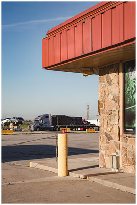 Amerikanisches Licht auf alter Fassade – Reise-Stimmung mit Geschichte.