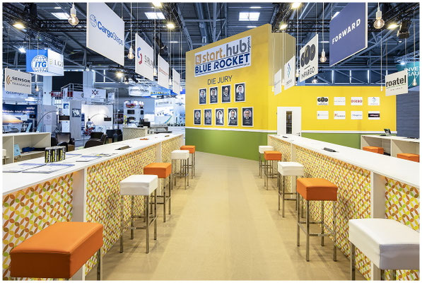 Barlandschaft auf großem Messestand
