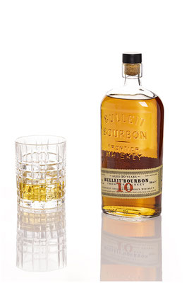 Whisky-Porträt mit edler Lichtstimmung – emotionale Markeninszenierung.