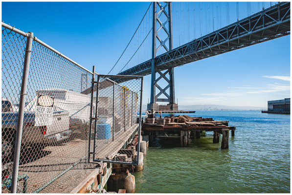 Brücke von San Francisco nach Oakland – architektonisches Wahrzeichen im Licht.