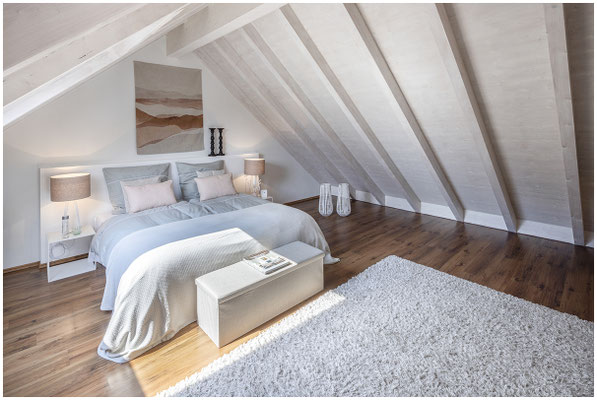 Innenraumaufnahme eines großzügigen Wohnbereichs – Immobilienfotografie für Exposé und Vermarktung.