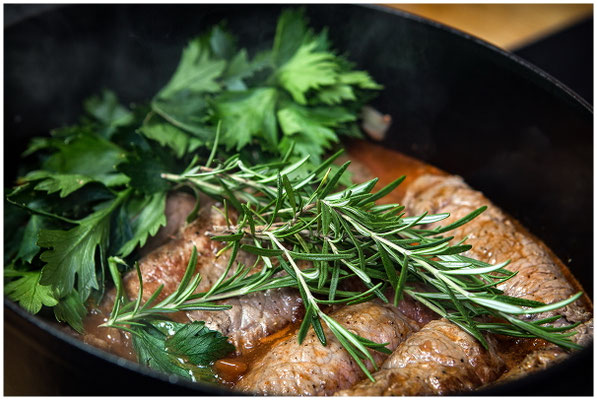 Küchenmoment: Koch beim Anrichten – authentische Gastrofotografie.