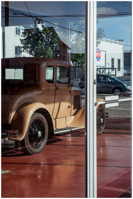 Vintage-Cars vor einer Retro-Tankstelle – Nostalgie pur in Farbe.
