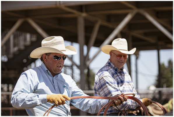 Cowboys am Rand der Arena – Vorbereitung auf den nächsten Ritt.