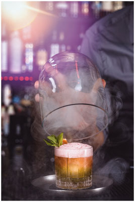 Barkeeeper und Drink mit Rauch