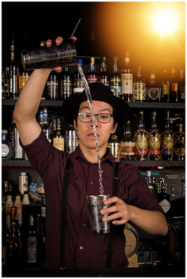 Barkeeper bei der Cocktail-Zubereitung – lebendige Reportagefotografie.