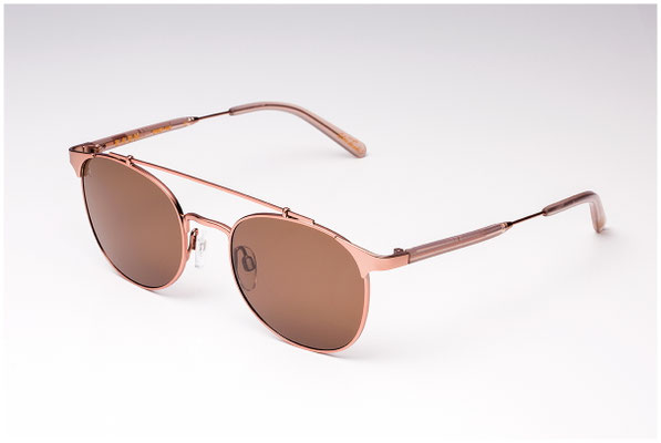 Sonnenbrille auf hellem Hintergrund