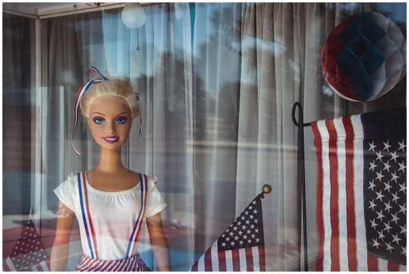 Amerikanische Flagge im Schaufenster – visuelle Präsenz im urbanen Alltag.