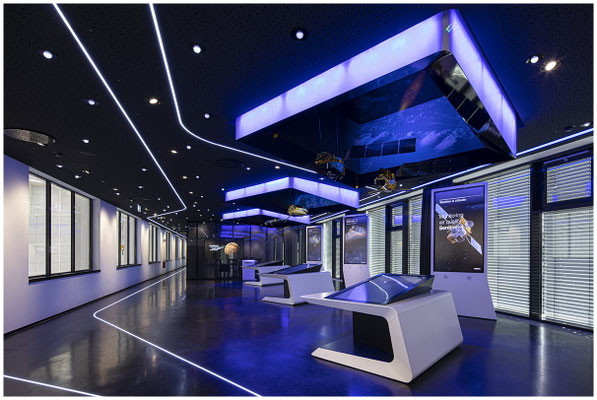 Showroom-Aufnahme mit moderner Innenarchitektur – Produktpräsentation im besten Licht.