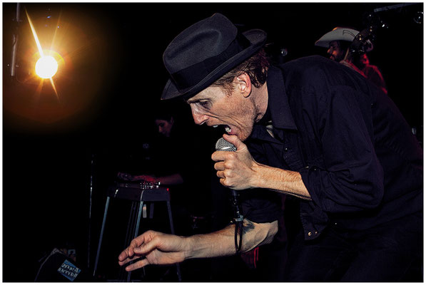 Live-Porträt eines Musikers auf der Bühne – authentische Konzertfotografie.