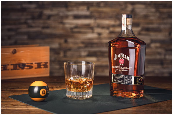 Jim Beam Whisky und Glas - Barszene