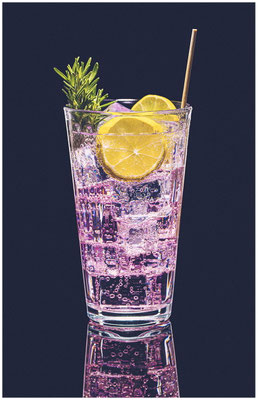 Pinker Drink mit Eiswürfeln im Glas