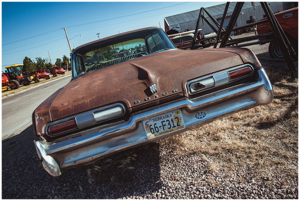 Verwittertes Blech im Sonnenlicht – automobile Nostalgie in Szene gesetzt.
