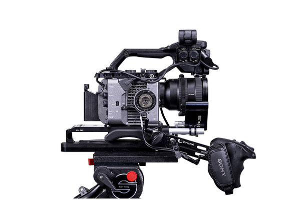 Sony Cinekamera mit Chosziel Zubehör vor weisser Wand fotografiert