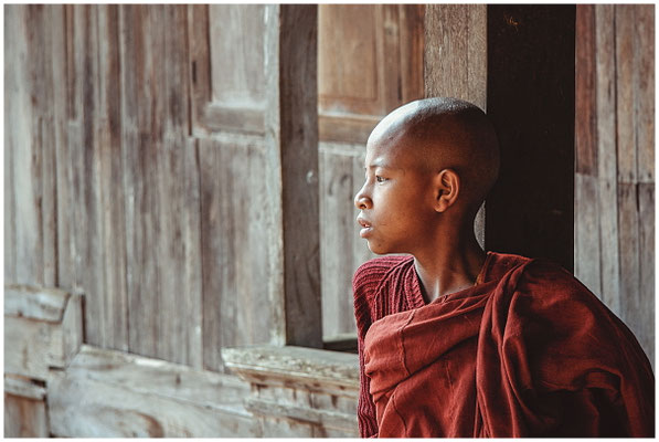 Porträt Mönch in Myanmar – Ruhe und Spiritualität im Bild.
