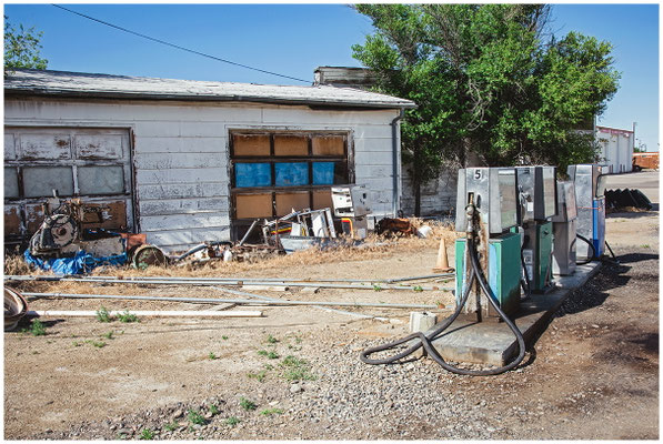 Fassade einer verlassenen Tankstelle – Verfall trifft Design im amerikanischen Alltag.