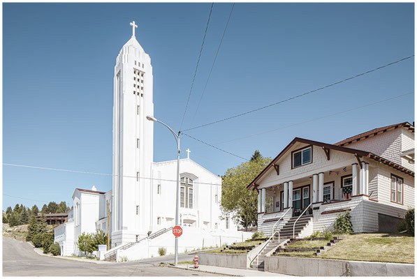 Weiße Kirche mit Turm – klassische Architektur des Mittleren Westens.