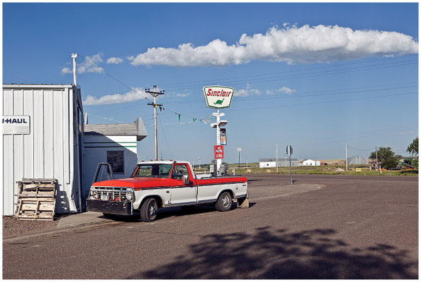 Tankstellenarchitektur mit Stil – Americana-Ästhetik im Fokus der Objektive.