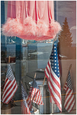 Amerikanische Flagge im Schaufenster – visuelle Präsenz im urbanen Alltag.