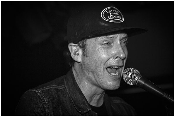 Live-Porträt eines Musikers – Emotion pur in monochromer Intensität.