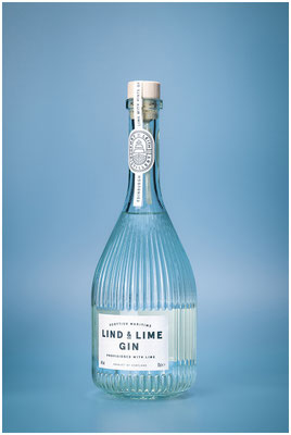 Gin Flsche vor hellblauem Hintergrund für Werbung