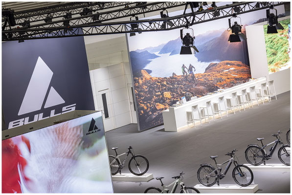 Großzügiger Messestand – fotografiert auf der IAA - Messe München. 