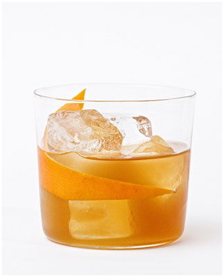 Oranger Cocktail im Glas mit Eis