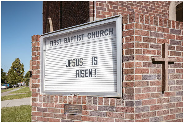 Kirche mit verwittertem Schild – Spuren der Zeit prägen das Bild
