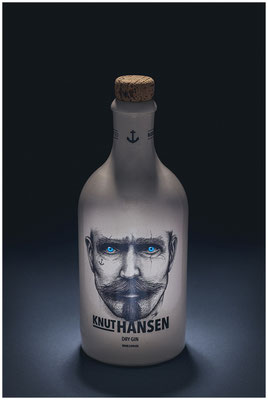 Gin-Porträt mit edler Lichtstimmung – emotionale Markeninszenierung.