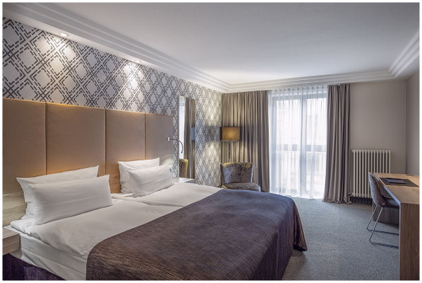 Stimmungsvolle Aufnahme eines Hotelzimmers – moderne Interiorfotografie für Hospitality-Marketing.