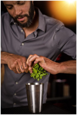 Mixology-Szene mit Shaker – Lifestyle-Fotografie für Bars und Marken.