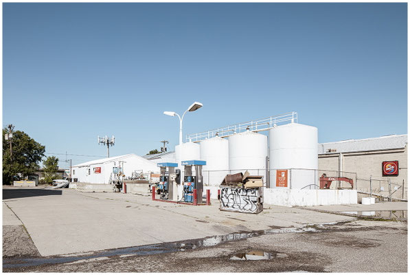 Tankstelle aus einer anderen Ära – Architektur und Design als Zeitzeugen.
