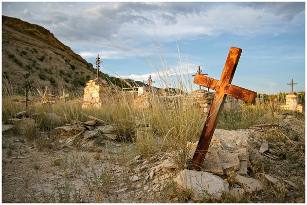 Cowboy-Gräber in den Weiten der USA – einfache Holzkreuze, stille Erinnerung.