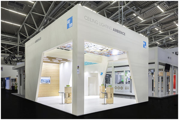 Weisser Messestand mit tollem Lichtdesign