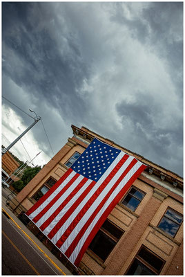 Stars & Stripes an historischen Fassaden – American Spirit fotografisch eingefangen.