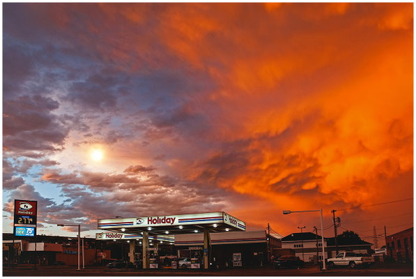 Retro-Tankstelle mit knalligen Farben – Americana im modernen Licht.