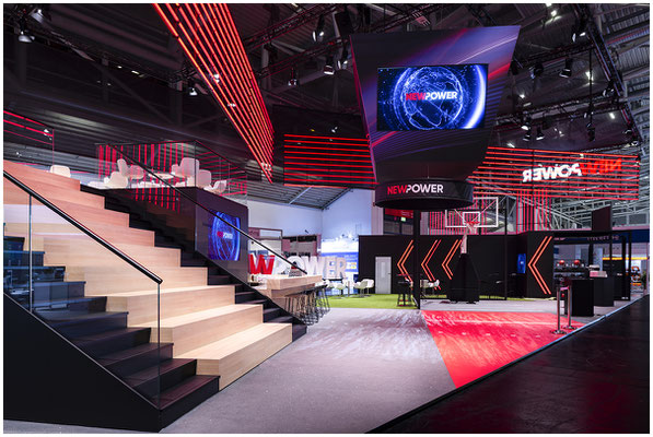 Messestand mit LED-Wänden und Lounge-Bereich – Messefotografie für internationale Kunden.