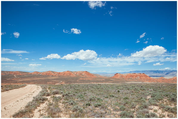 Weite Landschaft im Westen – endloser Horizont, filmisch und still.