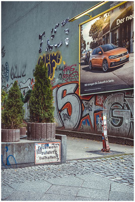 Straßenszene in Kreuzberg – Vielfalt trifft Momentaufnahme.