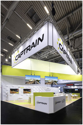 Messestand mit goßer Blende und Grafik
