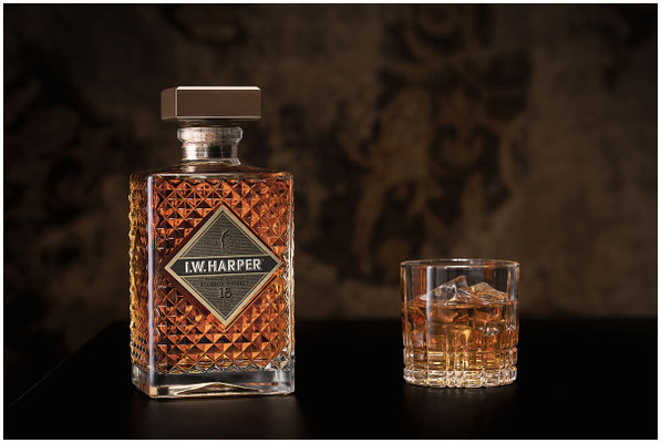 I.W.Harper Bourbon Flasche und Whisky Glas stimmungsvoll fotografiert für Webseite