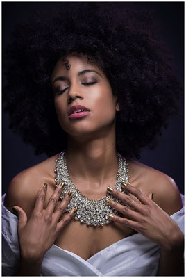 Portrait mit Beauty-Licht-Setup – glamourös und authentisch zugleich.
