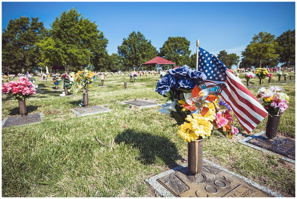 Stars & Stripes an Grabsteinen – stille Fotografie zwischen Patriotismus und Gedenken.