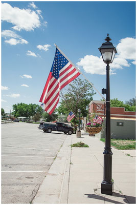 Flagge über der Straße – emotionale Inszenierung amerikanischer Identität.