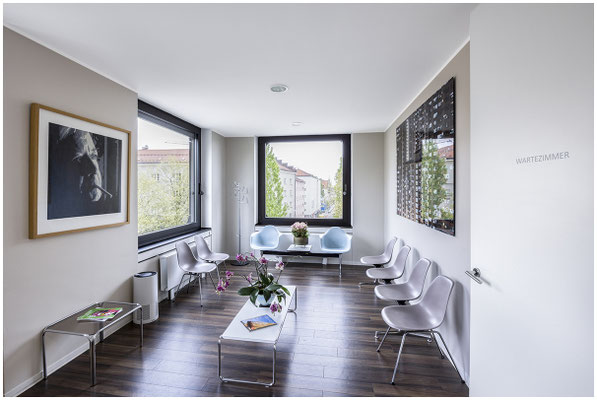 Wartezimmer mit Designmöbeln – Interiorfotografie für Arztpraxis in München.