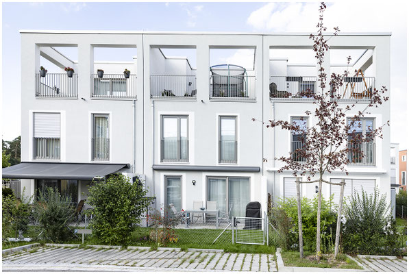 Architekturfotografie einer modernen Immobilie – klare Linien und helle Fassadengestaltung.