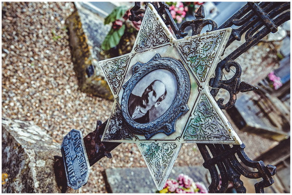 Alter Friedhof in Frankreich – verwitterte Steine, Geschichte im Verfall.