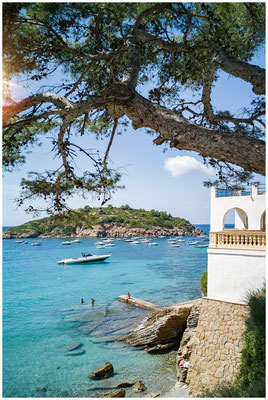 Steinige Küste mit Blick auf das offene Meer – wilde Seite der Insel.