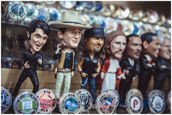 Detailaufnahme aus einem Souvenir-Shop – kleine Dinge erzählen große Geschichten.
